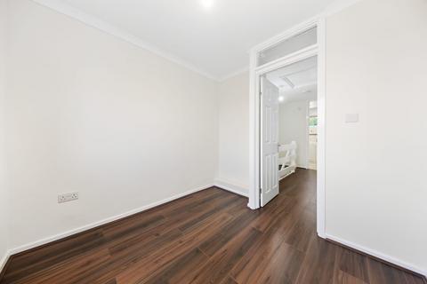 3 bedroom terraced house to rent, Copper Beech Close, Ilford IG5