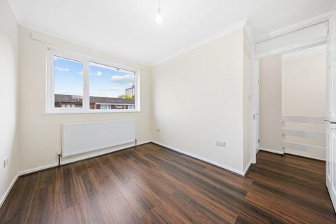 3 bedroom terraced house to rent, Copper Beech Close, Ilford IG5