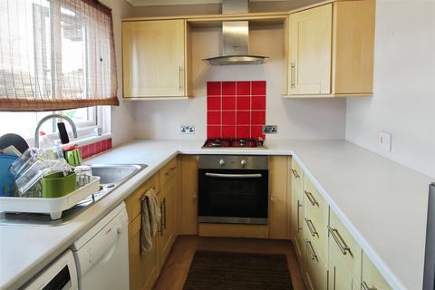 3 bedroom end of terrace house to rent, Scafell Road, Slough