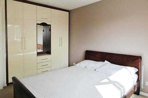 3 bedroom end of terrace house to rent, Scafell Road, Slough