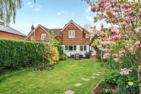 104 Broad Street, Wood Street Village, Guildford, GU3 3BE