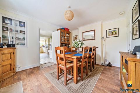 104 Broad Street, Wood Street Village, Guildford, GU3 3BE