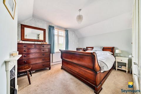 104 Broad Street, Wood Street Village, Guildford, GU3 3BE
