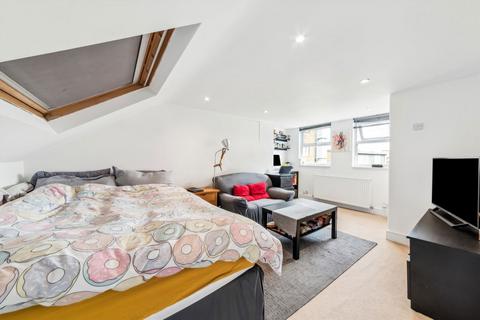 84 Biscay Road, London, W6 8JN
