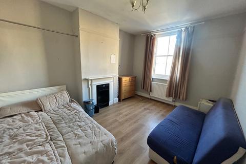 1 bedroom house of multiple occupation to rent, High Street, Chatham, ME4