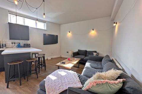 5 bedroom flat to rent, Flat 1, 72 Lower Parliament Street