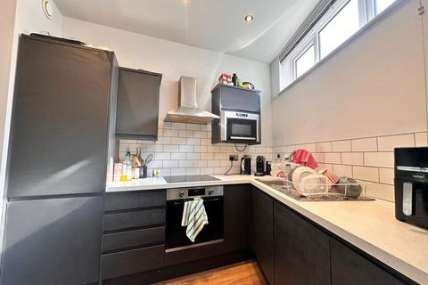 5 bedroom flat to rent, Flat 1, 72 Lower Parliament Street