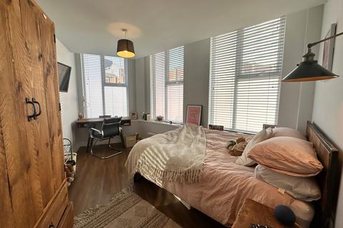 5 bedroom flat to rent, Flat 1, 72 Lower Parliament Street