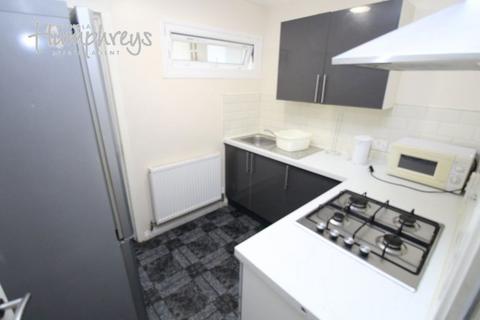 2 bedroom flat share to rent, Bodmin Grove, B7 - 8-8 Viewings