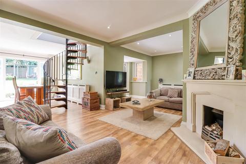 5 bedroom chalet for sale, Central Close, Hadleigh SS7