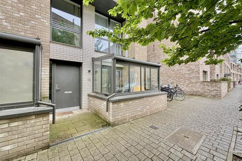 3 bedroom apartment to rent, Peartree Way, London