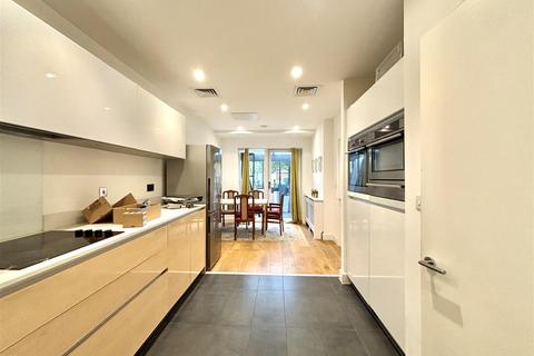 3 bedroom apartment to rent, Peartree Way, London