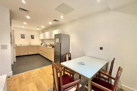 3 bedroom apartment to rent, Peartree Way, London