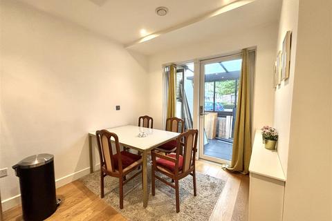 3 bedroom apartment to rent, Peartree Way, London