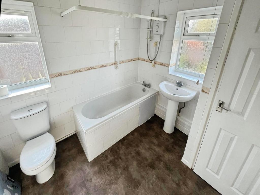 E6eb0357-Bathroom.jpg
