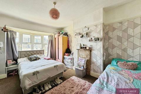 3 Aquarium Crescent, Rhyl, LL18 1PL