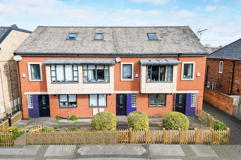 15 bedroom detached house for sale
