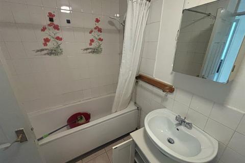 2 bedroom flat to rent, Wake Green Road, Birmingham