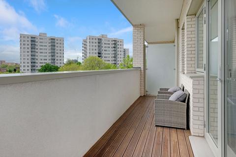 2 bedroom flat for sale, Avenue Road, London W3