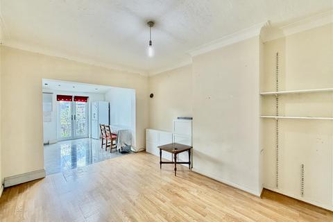 3 bedroom semi-detached house to rent, Station Road, Hounslow TW3