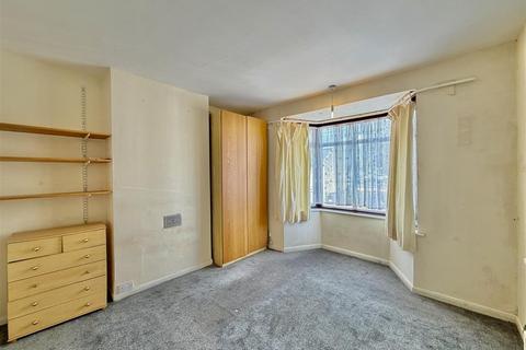 3 bedroom semi-detached house to rent, Station Road, Hounslow TW3