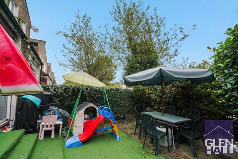 2 bedroom flat for sale, Hardwicke Road, Bounds Green N13