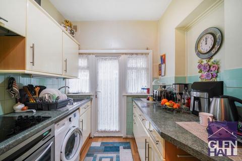 2 bedroom flat for sale, Hardwicke Road, Bounds Green N13