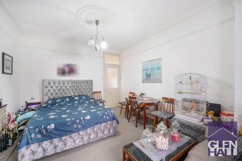 2 bedroom flat for sale, Hardwicke Road, Bounds Green N13