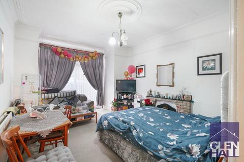 2 bedroom flat for sale, Hardwicke Road, Bounds Green N13