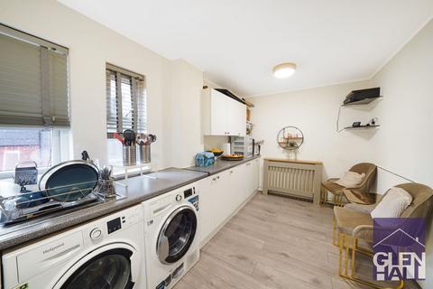 32 Whitmore Close, London, N11 1PB