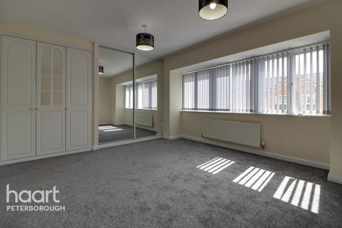 4 bedroom terraced house to rent, Clayburn Road, Peterborough