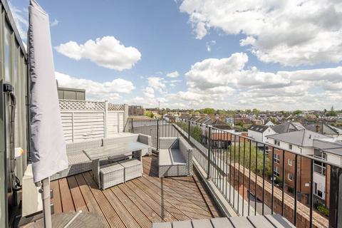 3 bedroom flat for sale, Coombe Road, Kingston, Kingston Upon Thames, KT2
