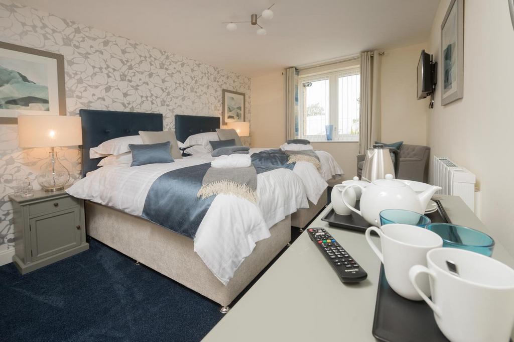 Brooke Dene Court, Cleckheaton - Guest Suite