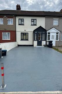 3 bedroom terraced house to rent, Duke Road, Ilford, IG6