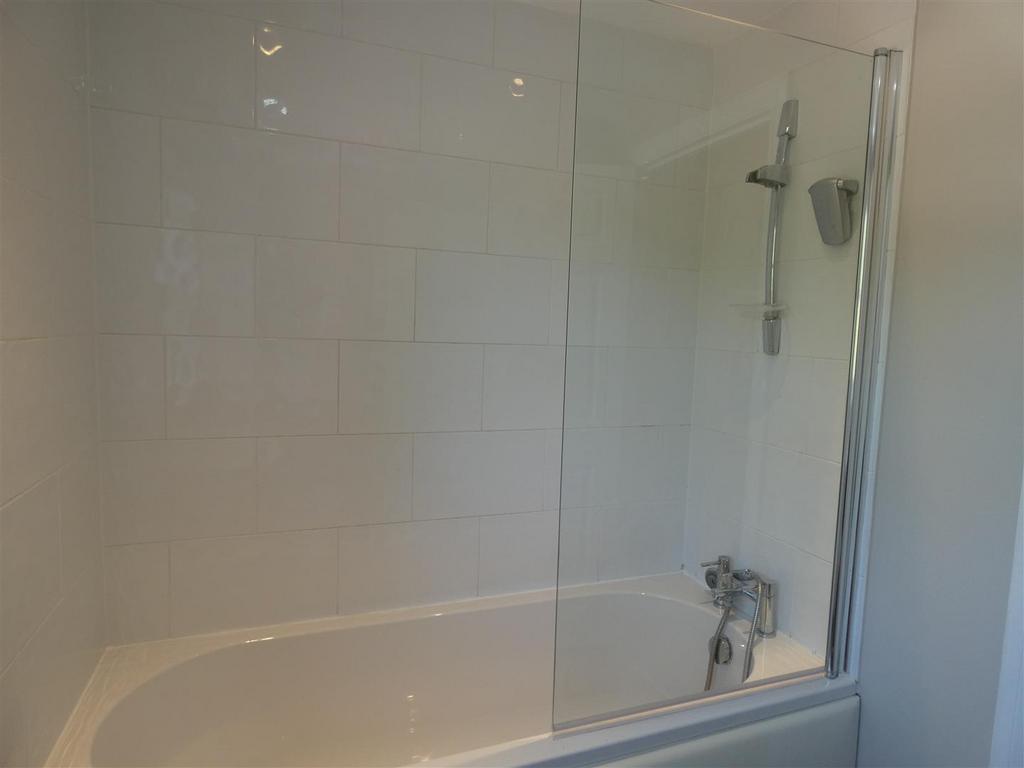 Main Bathroom (2).JPG