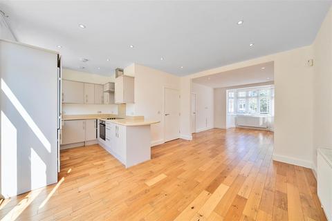 4 bedroom end of terrace house for sale, Woodford Place, Preston Road