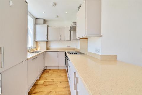 4 bedroom end of terrace house for sale, Woodford Place, Preston Road