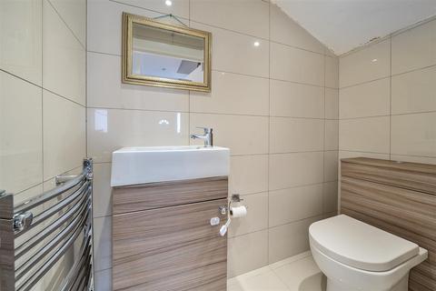 4 bedroom end of terrace house for sale, Woodford Place, Preston Road