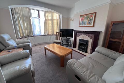 3 bedroom terraced house to rent, Dawlish Drive, Ilford IG3