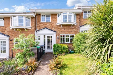 5 Leas Close, Chessington, KT9 2EQ