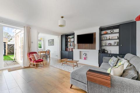 5 Leas Close, Chessington, KT9 2EQ