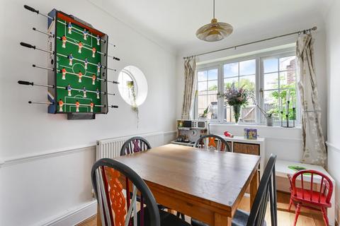 5 Leas Close, Chessington, KT9 2EQ