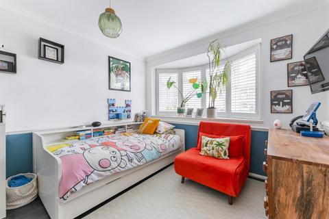 5 Leas Close, Chessington, KT9 2EQ