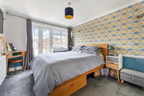 5 Leas Close, Chessington, KT9 2EQ