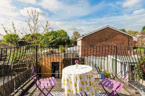 5 Leas Close, Chessington, KT9 2EQ