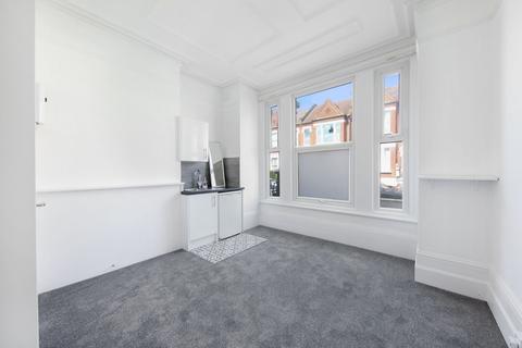 Studio to rent, London SW16