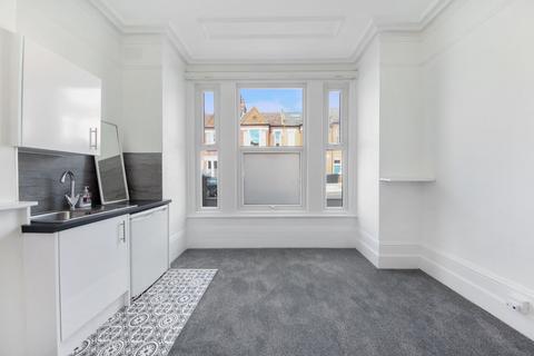 Studio to rent, London SW16