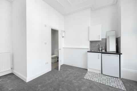 Studio to rent, London SW16