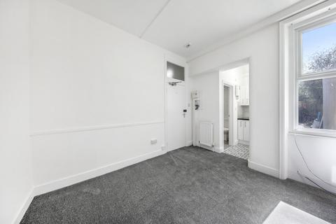 Studio to rent, London SW16