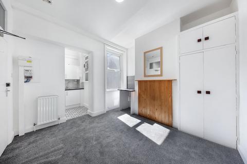 Studio to rent, London SW16